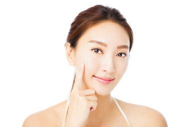 特寫美麗的亞洲年輕女子面對(duì)白色的隔離