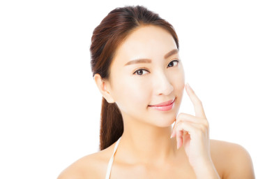 特寫美麗的亞洲年輕女子面對(duì)白色的隔離