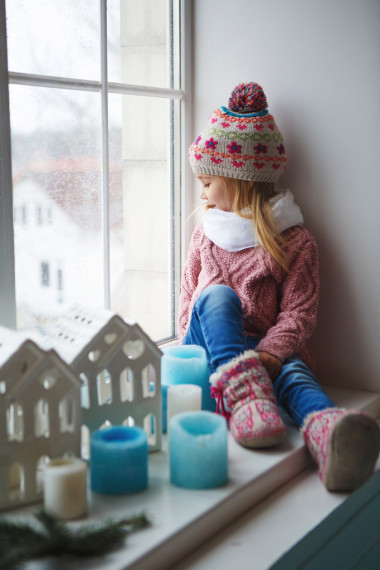 坐在窗臺(tái)上，看著街道上圖片