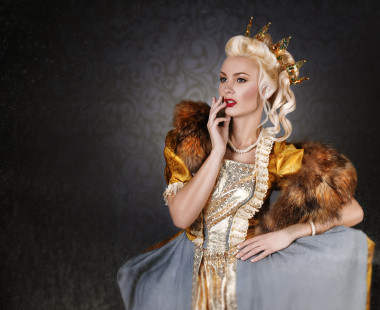 皇家禮服美麗高傲女王的圖片