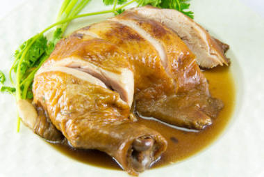 水煮的雞魚醬和蔥圖片