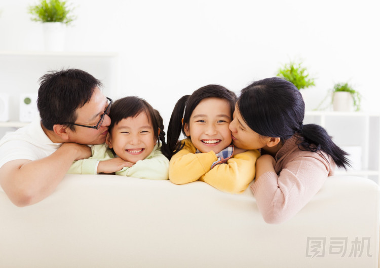 幸福的亞洲家庭在客廳里圖片