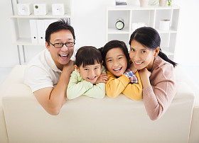 幸福的亚洲家庭在客厅里照片
