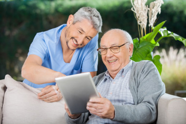 快樂的看守和老人使用 Tablet Pc