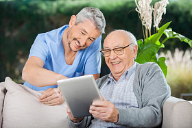 快乐的看守和老人使用 Tablet Pc