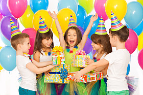 快乐小小孩女孩收到礼物生日聚