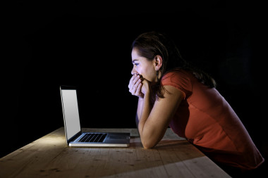 與計算機獨自深夜在壓力中工作的抑郁癥的工人或學生婦女