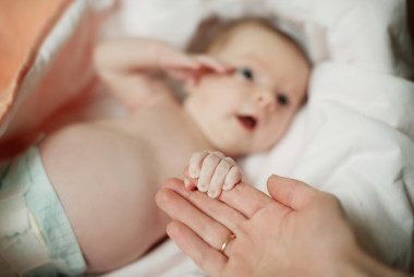 小寶寶讓媽媽的手指