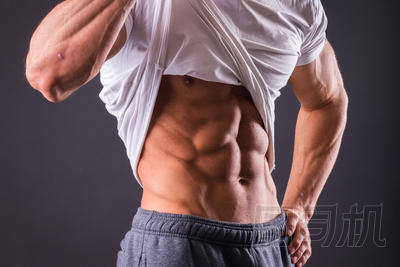 人顯示他腹部的肌肉