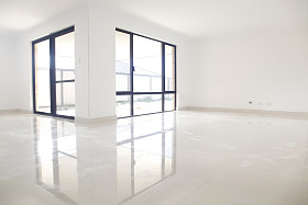 白色内饰，反射照片