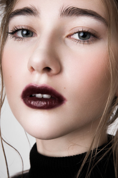 美女模特與葡萄酒的嘴唇和美麗的眼睛