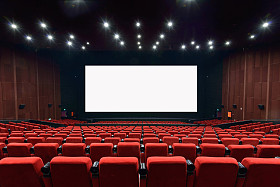 红色座位空电影院