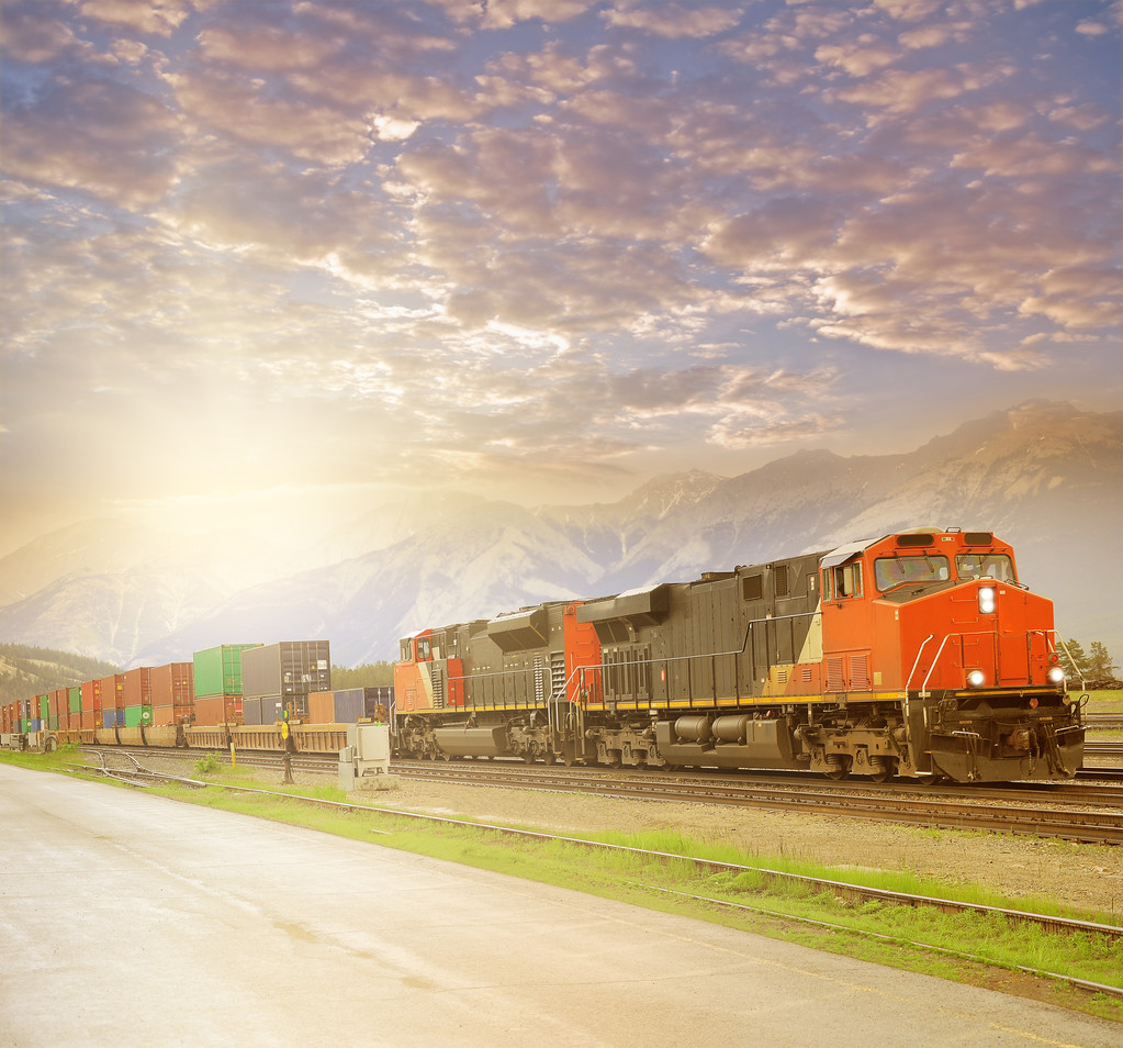 货运列车在日落时的加拿大洛矶山 货运列车在日落时的加拿大洛矶山