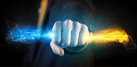 男人手中抱着七彩发光数据图片