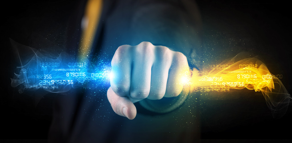 男人手中抱着七彩发光数据图片