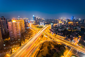 晚上市路交界处图片