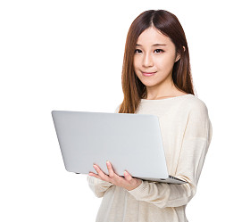 使用笔记本电脑的妇女