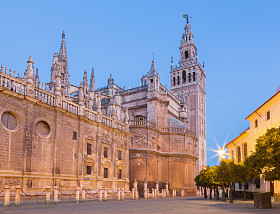 塞维利亚的大教堂德圣玛丽亚德拉 Sede 带 Giralda 钟塔在清晨或黄昏