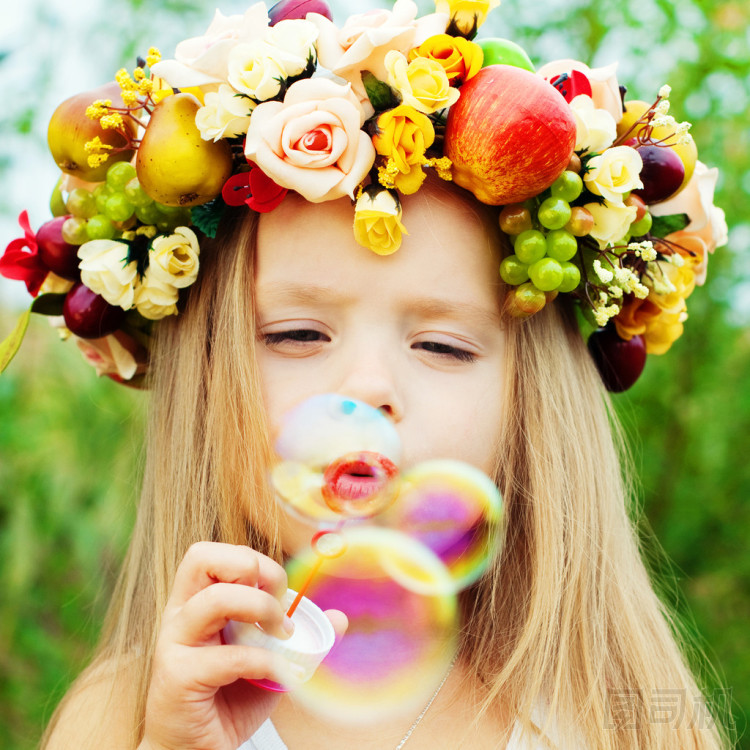 小女孩用花圈圖片