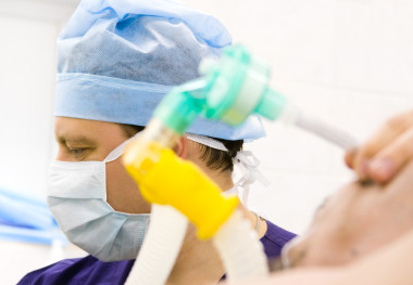 與患者男性麻醉師照片