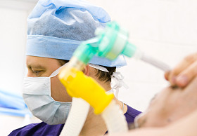 与患者男性麻醉师照片