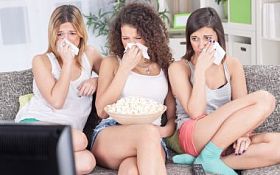 女人坐在沙发上看悲伤的电影郁闷