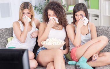 女人坐在沙发上看悲伤的电影郁闷