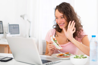 年輕有魅力的女人做的配鏡師測(cè)試