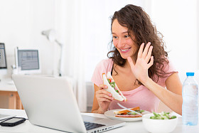 年轻有魅力的女人做的配镜师测试