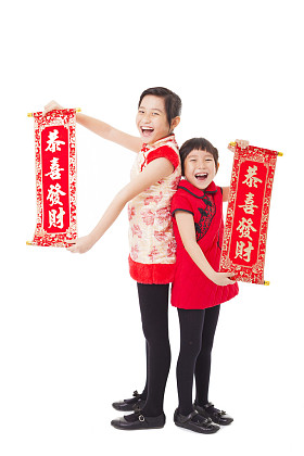  显示中国农历新年快乐春联的亚洲小女孩