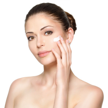 女人脸上的化妆品奶油