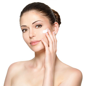 女人脸上的化妆品奶油