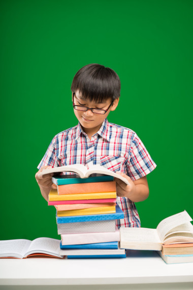 书呆子男孩图片