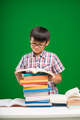 书呆子男孩图片