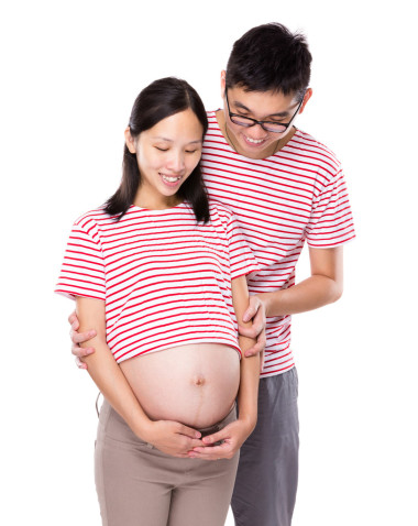 可愛的夫妻迎來他們的孩子圖片