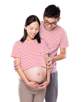可爱的夫妻迎来他们的孩子图片