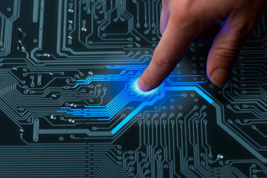 電源的手指正在充電 corcuit 板