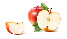 红苹果一半和遥远的季度上白色孤立