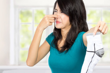 年輕女子控股臟衣服照片