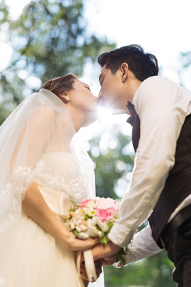接吻的婚礼夫妇图片
