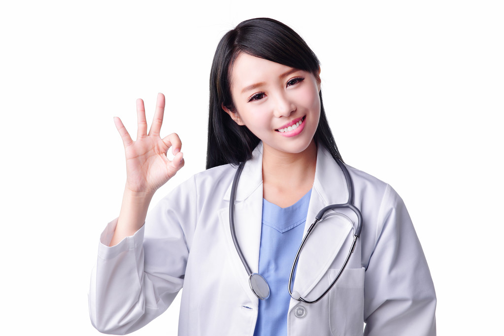 微笑的女人医生拇指向上