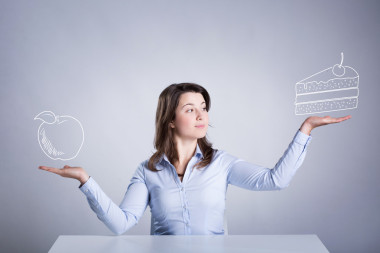 年轻女人思考小吃照片