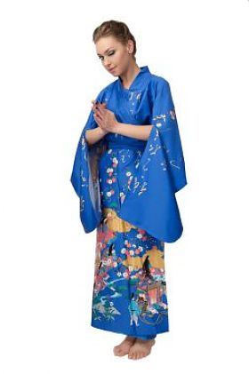 在白色背景上孤立的日本和服的年轻女子