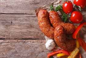 烤的香肠配蔬菜关闭了水平顶视图