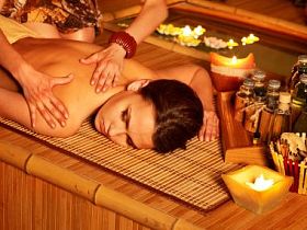 女人在竹 spa 按摩.照片