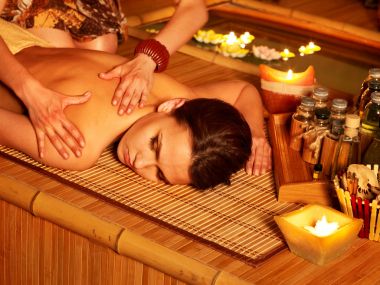 女人在竹 spa 按摩.照片