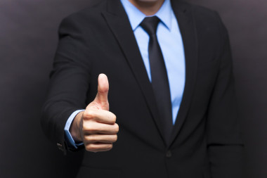 显示大拇指的商人图片