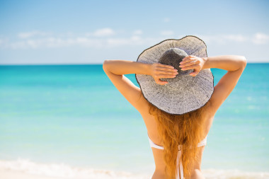 女人享受海灘放松，快樂在夏季熱帶藍色水
