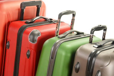 行李組成的大箱子上白色隔離