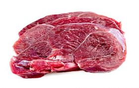 白色背景上的生牛肉肉肉